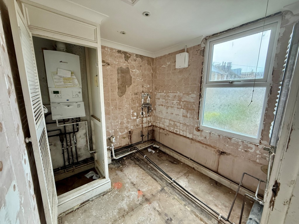 Lot: 111 - THREE-BEDROOM DETACHED HOUSE FOR REFURBISHMENT - Former bathroom